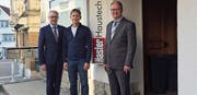 Regierungsrat Dölf Biasotto, Daniel Hasler und Vize-Gemeindepräsident Roger Rüesch (v. l.). (Bild: PD)