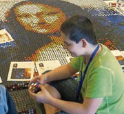 Da Vincis Mona Lisa – nachgestaltet mit Hunderten von Rubik's-Cube-Würfeln.