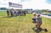 Die Belegschaft der Schreinerei Wüthrich posiert anlässlich des Spatenstiches für die Presse. (Bilder: Olaf Kühne)