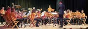 Die regionale Jugendmusik ThurTal und die ThurTal Kids bei ihrem gemeinsamen Auftritt mit Dirigent Gabriel Meyer Hétu. (Bild: PD)