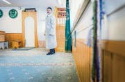 Bayram Dagli, Präsident der Stiftung, steht im Gebetsraum der Männer. Er fungiert jeweils als Imam. (Bild: Andrea Stalder)