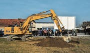 Rund 100 Schaulustige, Genossenschafter und Handwerker wohnen dem Spatenstich bei. (Bild: Olaf Kühne)