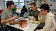 Manuel Hinder (links) erklärt zwei Schülern den Spenglerberuf. (Bilder: Gianni Amstutz)