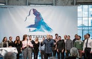 «Hier bin ich zu Haus»: Das ganze Ensemble stimmt Albert Hammonds «Zermatt-Lied» an. (Bild: Mareycke Frehner)