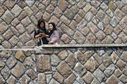 epa04178605 Iranian girls enjoy the city of Damvand, northeast Iran, 24 April 2014. Many Iranians prefer to enjoy the weekends outside the capital Teheran and travel to cities as Damvand, where warm temperatures around the 25 degrees Celsius are forecasted. EPA/ABEDIN TAHERKENAREH (Bild: ABEDIN TAHERKENAREH (EPA))