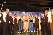 Der Jodelklub Alvier, Leitung Timo Allemann (ganz rechts), bei der diesjährigen Unterhaltung im Seveler Gemeindesaal. (Bild: Adi Lippuner)