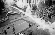 Rauchpetarden fliegen durch die Luft: Am Wochenende des Muttertags 1988 kommt es in Dozwil zu Strassenschlachten.