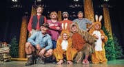 Die acht Narren auf der Bühne: Pascal Furrer, Urs Wolfender, Bernhard Lussi und Kurt Kasper (hinten) sowie Ruedi Wolfender, Markus Baiker, Rolf Uhler und Alex Wannenmacher (vorne). (Bild: Andrea Stalder)