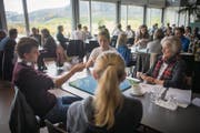 Hier jassen drei Generationen: Severin Pfeffer, 22, und Heidi Zehnder, 82, mit Ramona, 14, und Monika Brändle, 33. (Bild: Benjamin Manser)