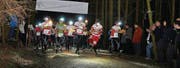Achtung, fertig, los! Die OL-Elite der Frauen macht sich auf in die tiefe Nacht. (Bilder: us)
