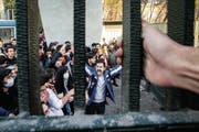 Studenten protestieren in der Teheraner Universität gegen die iranischen Machthaber. (Bild: Stringer/Anadolu Agency)