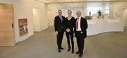 Die Sicherheitsverantwortliche Lucia Lottenbach, flankiert von den Bankleitern Roman Kaiser und Peter Bühler, in der Raiffeisenbank Aadorf. (Bild: Adrian Grzonka)