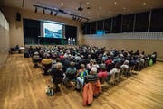Die Projektverantwortlichen der Vorlage Romanshornerstrasse informieren die Besucher im Dreispitz-Saal. (Bild: Reto Martin)