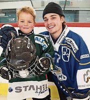 Rico Küng und Hockey-Profi Sandro Forrer. (Bild: ANDREAS TAVERNER CH-8555-MUELLHE)