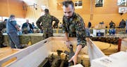 Im Sekundarschulzentrum Weitsicht in Märstetten gaben gestern mehr als 500 Männer ihre Militärausrüstung ab. (Bild: Donato Caspari)