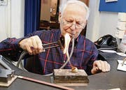 Werner Zürcher bei der Arbeit im Atelier. (Archivbild: Donato Caspari)
