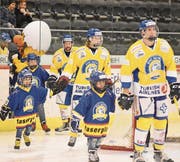 Die Idee, dass die Spieler mit Kindern aufs Spielfeld einlaufen, kommt gut an. (Bild: David Metzger)