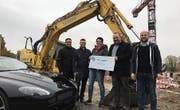 Vertreter des Roundtable 23 übergeben den Check und erfüllen noch einen Sternentaler-Wunsch – mit Bagger und Sportwagen. (Bild: PD)