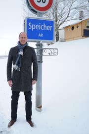 Einer der Lieblingsplätze von Roland Fischer ist bei der Ortseingangstafel. (Bild: Astrid Zysset)