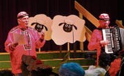 Walter Strasser – hier bei einem Sketch zur Nationalhymne – führt auch in diesem Jahr durch das Programm beim Narräschmaus. (Bild: PD)