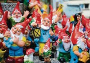 Auf dem Schmäuslemarkt in Appenzell sind sie nicht zu übersehen: Der Bazar Hersche hat über 150 verschiedene Zwerge im Sortiment. (Bild: mge)