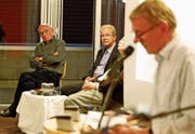Otmar Elsener stellt sein neues Buch vor: Am Podium beteiligten sich Publizist Christian Ledergerber und Historiker Louis Specker (von links). Marcel Elsener (im Vordergrund) liest Passagen aus «Rorschach – Geschichten aus der Region». (Bilder: Rudolf Hirtl)