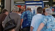 Ein Mitarbeiter der Pro Senectute erklärt den Seniorinnen und Senioren das Billettlösen am SBB-Automaten. (Bild: PD)
