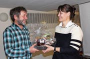 Präsident Hans Hörler überreicht der Referentin Katja Reitt als Dank Produkte aus der Region. (Bild: Trudi Krieg)