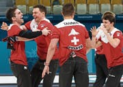 Peter de Cruz, Claudio Pätz, Valentin Tanner und Benoît Schwarz (von links) feiern ihre Bronzemedaille. (Bild: Alexandra Wey/KEY)