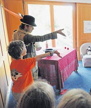 Kinder erfahren vom Zauberer, wie man sich der Magie bedient. (Bild: Michael Hug)