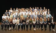 Die Appenzeller Elite auf einen Blick: Die geehrten Sportlerinnen und Sportler auf der Bühne des Casinos Herisau. (Bild: mge)