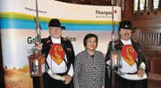 Auch die indonesische Botschafterin in der Schweiz, flankiert von zwei Nachtwächtern aus Bischofszell, liess sich einen Thurgauer «Pass» ausstellen. (Bild: Michèle Vaterlaus)
