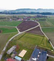 Im Vordergrund die Sekundarschule, im Hintergrund Vorderhalingen. (Bild: Olaf Kühne)