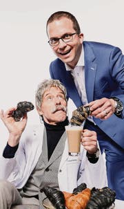 Hansi Meyer schaut verblüfft, als Dominic Meyerhans das schwarze Gipfeli in seinen Kaffee tunkt. (Bild: Donato Caspari)