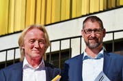 Sekundarschulpräsident Robert Schwarzer und Adrian Bitzi, Ressort Finanzen, vor dem Sekundarschulzentrum Reben 25. (Bild: Max Eichenberger)