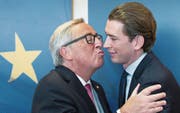 Der österreichische Aussenminister und designierte Bundeskanzler Sebastian Kurz (rechts) wird von EU-Kommissionspräsident Jean-Claude Juncker am EU-Gipfel überschwänglich willkommen geheissen. (Bild: Olivier Hoslet/EPA (Brüssel, 19. Oktober 2017))