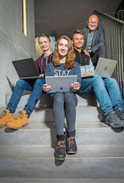 Die «Mint»-Schüler Nicola Uetz, Celine Bornhauser und Christian Geyer sitzen mit ihrem Klassenlehrer Bernhard Brunner auf der Treppe im Schulhaus der Kantonsschule Kreuzlingen. (Bild: Andrea Stalder)