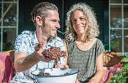 Kathrin und Magnus Hälg auf der Terrasse mit einer Schüssel Kompostwürmern. Sie sind kleiner und rötlicher als normale Würmer. (Bild: Jil Lohse)