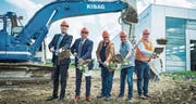 Produktionsleiter Giuseppe Chillari, CEO Oliver Dürr, Markus Thalmann und Rolf Uhler von der Gemeinde sowie Roland Kramer von der Kibag beim Spatenstich. (Bild: Andrea Stalder)