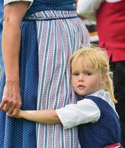 Kurz vor dem Auftritt: Dieses Mädchen ruht sich bei seiner Mutter aus. (Bild: Max Eichenberger)