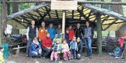 Stolz auf ihr Prachtstück: Das Team der Waldspielgruppe weiht zusammen mit den Beteiligten das Waldsofa ein. (Bild: lex)