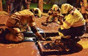Angehörige der Stützpunktfeuerwehr Arbon beim Abpumpen von ölverschmutztem Wasser aus einem Schacht. (Bild: Max Eichenberger)