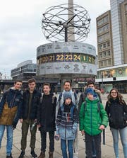 Gruppenbild auf dem Berliner Alexanderplatz: Die sieben Schüler und Lehrer Peter Zumbrunnen. (Bild: PD)
