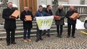 Lachende Gesichter: Die Vorstandsmitglieder der IG Starkes AR, Markus Brönnimann, Andreas Zuberbühler, Roger Sträuli, Annette Joos und Walter Nef mit Thomas Frey (3. von rechts) von der Kantonskanzlei.