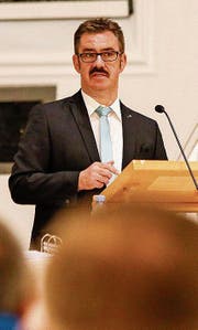 Gemeindepräsident Robert Raths führt durch die Thaler Bürgerversammlung. (Bild: Rudolf Hirtl)