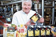 Norbert Grönefeld, Werksleiter der Ospelt Food AG mit den sechs Varianten Mezzelune/Ravioli, die alle die Höchstnoten erhielten. (Bild: PD)