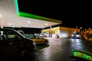 Auch bei diesem Tankstellenshop griff der junge Mann mehrere Personen mit einem Beil an. (Bild: EDDY RISCH (KEYSTONE))