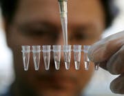 Ein Vaterschaftstest muss Aufschluss darüber geben, ob der Mann tatsächlich der Vater des Buben ist. (Bild: THOMAS KIENZLE (AP))