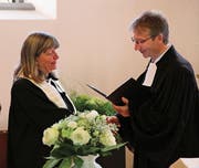Edina Olah wird von Dekan Tibor Elekes in ihr Amt als Pfarrerin eingesetzt. (Bild: Hana Mauder)