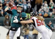 Schmächtige Postur, aber erfolgreich: Nick Foles (links), Quarterback der Philadelphia Eagles. (Bild: Jason Szenes/EPA (Philadelphia, 13. Januar 2018))